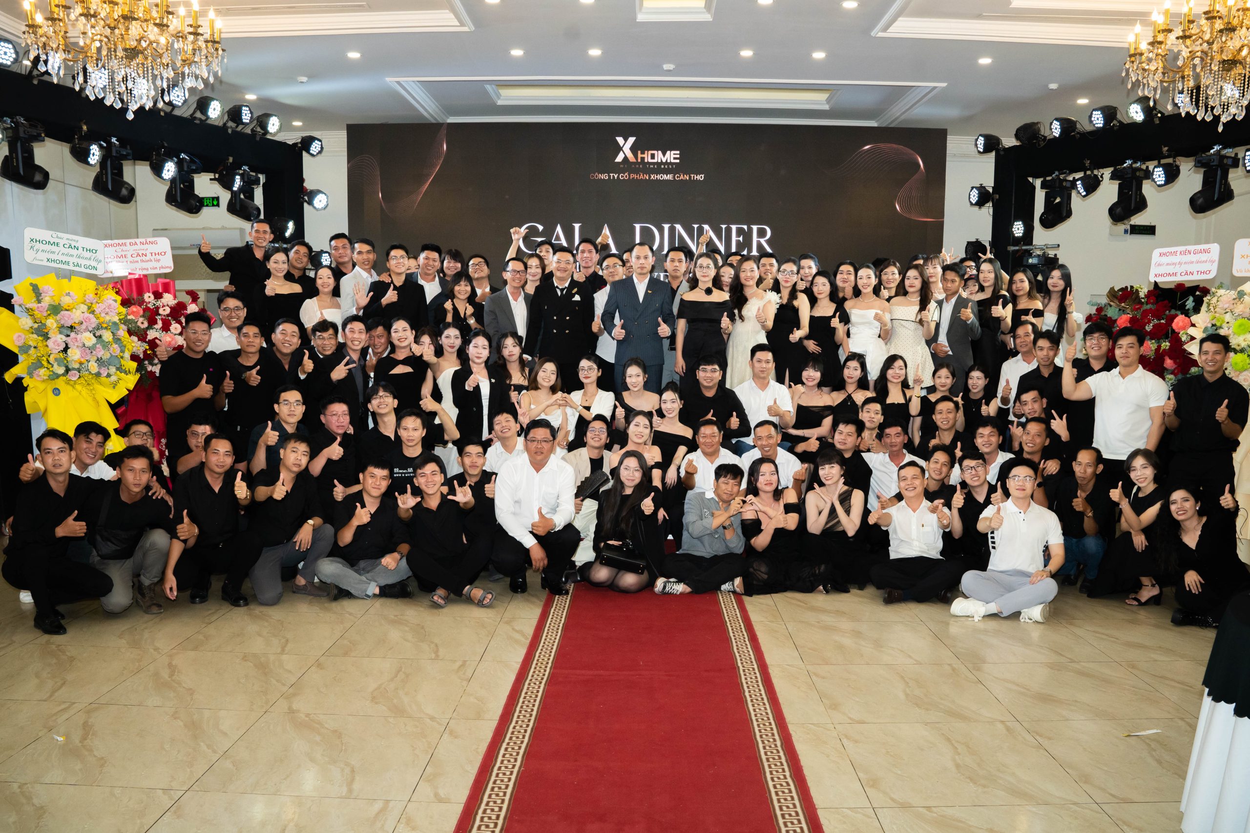 Lãnh đạo, cán bộ nhân viên chào mừng sinh nhật lần thứ 1 của XHOME Cần Thơ.